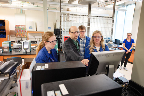 Charles Stanier works with students in his lab