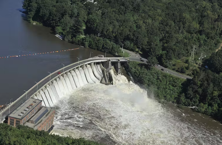 University of Iowa wave basin helps develop safer, stealthier ships ...